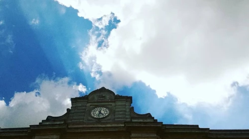 Previsione serale per il 19-05: poche nubi e temperature stabili